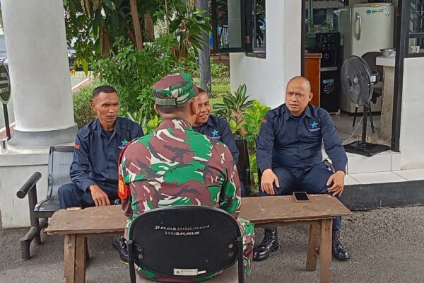 Tingkatkan Sinergitas Babinsa Koramil 03/Senen Laksanakan Komunikasi Sosial Bersama Security
