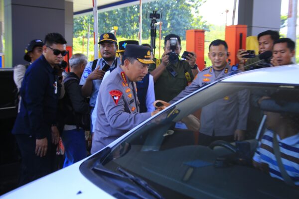 Kapolri Sapa dan Beri Bingkisan ke Pemudik di Tol Kalikangkung