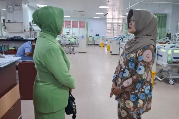 Berempati, Ketua Persit KCK Koorcab Rem 081 Jenguk Prajurit yang Sakit