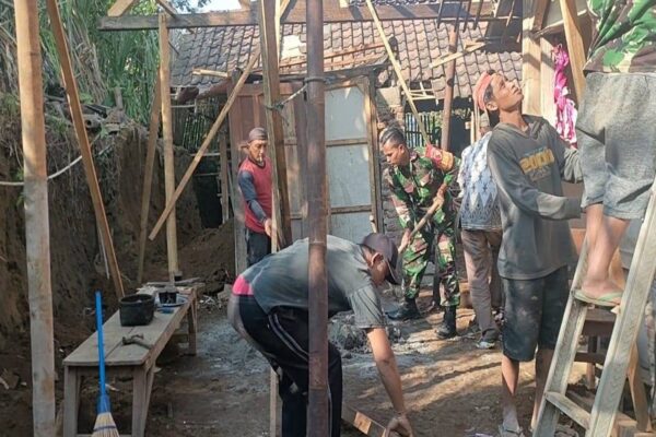 Sinergi TNI Bersama Rakyat, Babinsa Ampelgading Bantu Renovasi Rumah Warga