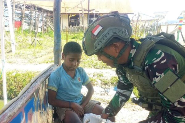 Satgas TNI Obati Luka dan Belanja Hasil Bumi, Warga Papua Balas Dengan Senyum