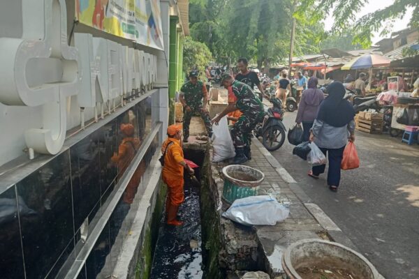 Babinsa Koramil 07/Kemayoran Laksanakan Kerja Bakti Pembersihan Sampah Dan Grebek Lumpur