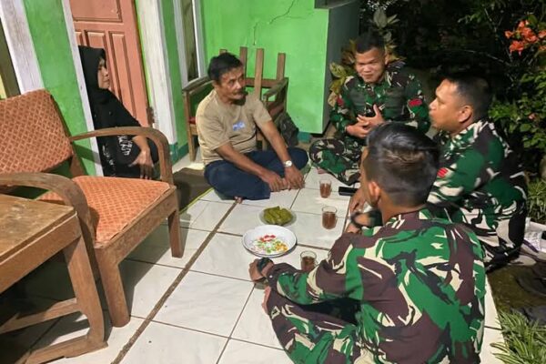 Hangatkan Malam, Satgas TMMD Anjangsana ke Rumah Warga Wujudkan Kemanunggalan TNI-Rakyat