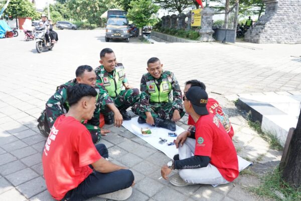Sisi Humanis Prajurit TNI Warnai Peringatan Hari Buruh di Madiun