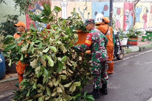 Tingkatkan Semangat Gotong Royong Babinsa Koramil 03/Senen Laksanakan Kerja Bakti