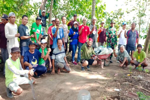 Bersatu Padu, Babinsa Kembangarum Dan Warga Gelar Aksi Bersih-Bersih Lingkungan