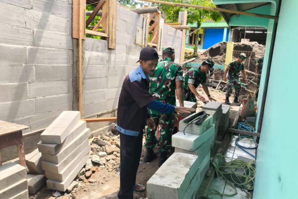 Babinsa Gotong Royong Bangun Rumah Warga