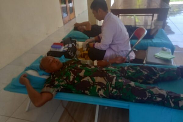 Wujud Peduli Kemanusiaan Babinsa Gombang Turut Donor Darah
