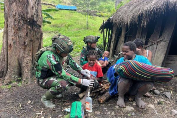 Misi Tanpa Senjata, Prajurit TNI Taklukkan Papua Dengan Hati
