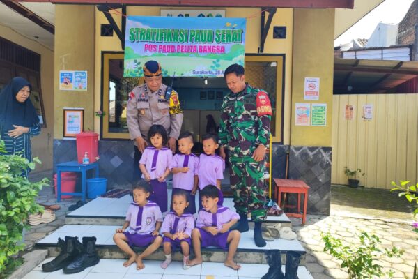 Tanamkan Rasa Cinta Tanah Air Sejak Dini, Babinsa Sambangi Paud Pelita Bangsa Serengan