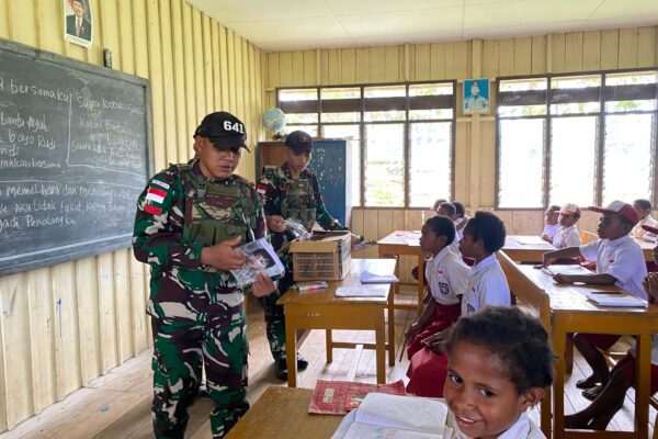 Peduli Pendidikan di Pedalaman Papua, Satgas Yonif 641/Bru Berikan Bantuan Buku Dan Alat Tulis