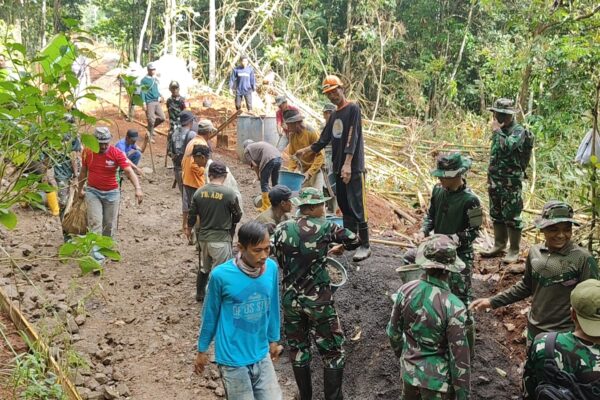 Di Hari Pertama, Anggota TNI dan Warga Genjot Pengecoran Jalan di Lokasi TMMD”