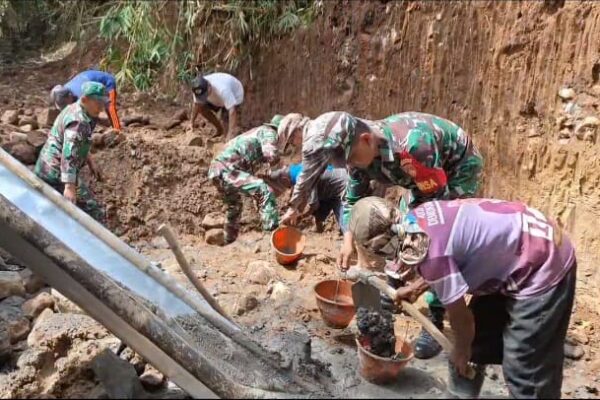 Gotong Royong Bersama Warga Dalam Pembangunan Talud Desa Kedawung