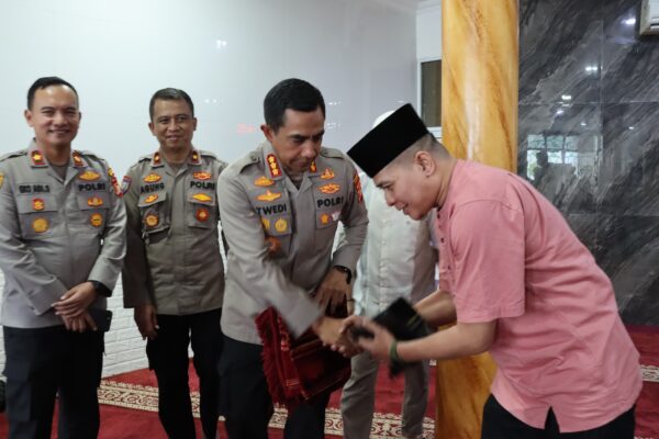Safari Religi, Kapolres Jakbar Shalat Jumat dan Bagikan Bantuan di Masjid Taman Ibadah