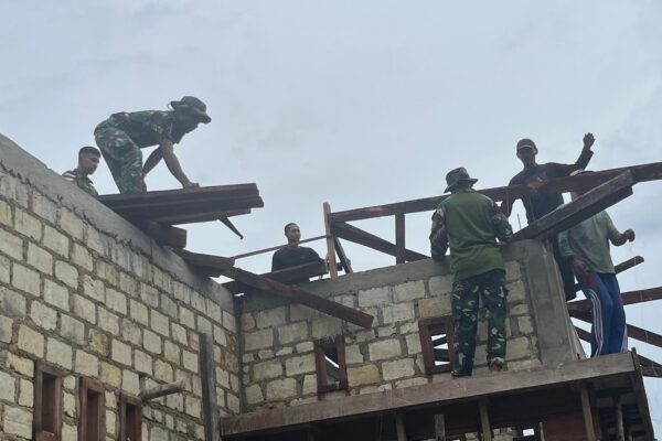 Warga Kompak Gotong-Royong Bersama Satgas Yonif 762/VYS Perbaiki Atap Rumah