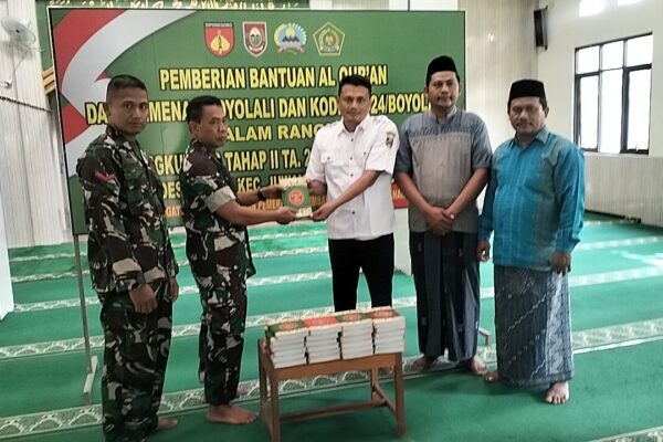 Melalui Program TMMD, Kodim Boyolali Serahkan Bantuan Al Quran