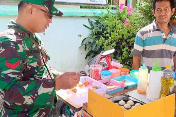 Tingkatkan Ekonomi Warga, Babinsa Kratonan Motivasi Pelaku UMKM Pedagang Jajanan Anak