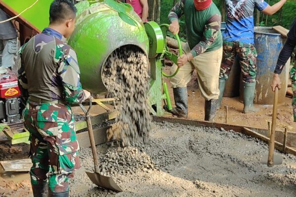 “Satgas TMMD dan Warga Ngebut Pengecoran Jalan, Akselerasi Pembangunan Desa Makin Terasa”