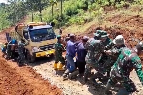Satgas TMMD dan Warga Kompak Dorong Truk Mogok, Bukti Sinergi di Medan Berat