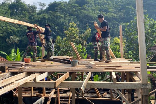 “Satgas TMMD ke-124 dan Warga Kompak Bangun Rumah, Wujud Nyata Kemanunggalan TNI-Rakyat”