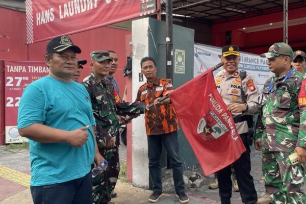Polisi Tertibkan Ratusan Bendera Ormas di Jakpus