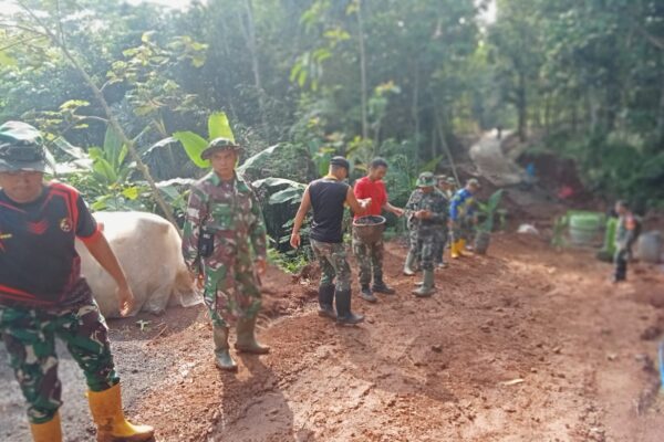 Anggota Kesehatan Satgas TMMD Bantu Rawat Luka Warga Penderita Diabetes di Desa Pamulihan