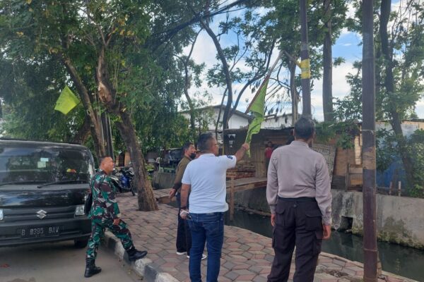 Polisi, TNI Dan Satpol PP Tertibkan Puluhan Bendera Ormas di Tangerang