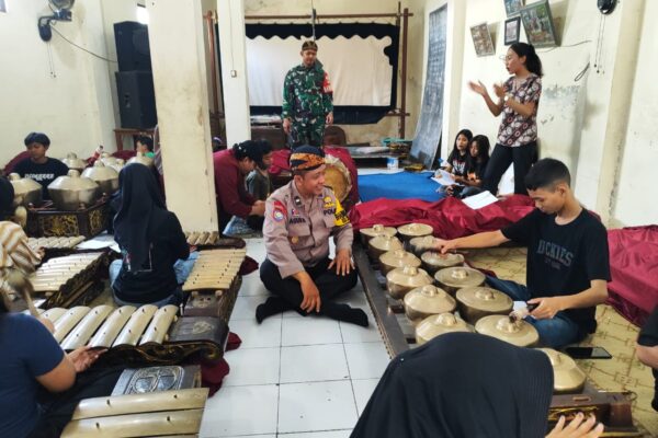 Manfaatkan Hari Libur Sambil Nguri-nguri Budaya Jawa, Serda Ichsan Dampingi Siswa SMPN 19 Latihan Gamelan
