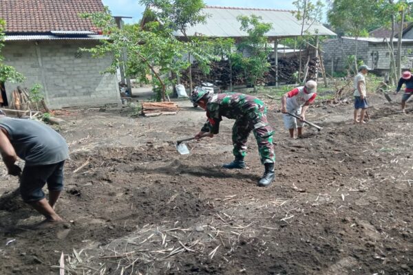 Babinsa Karang Gondang Bersama Warga Bersihkan Jalan Dusun, Lindungi Lingkungan Dan Pererat Silaturahmi