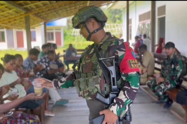 Satgas Pamtas Kewilayahan Yonif 642/Kps Bagikan Bubur Kacang Ijo di Desa Naikere