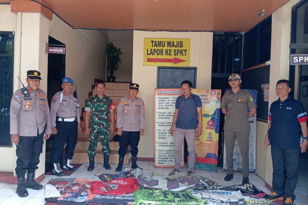 Sinergi TNI-Polri dan Satpol PP Tertibkan Atribut Ormas di Kecamatan Tangerang