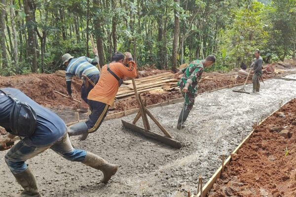 Solidaritas Tanpa Batas! Satgas TMMD, Polisi, Dan Warga Kompak Melaksanakan Pengecoran Jalan