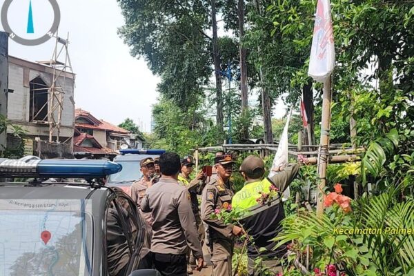 Polsek Palmerah dan 3 Pilar Tertibkan Atribut Ormas di Wilayah Palmerah Jakarta Barat
