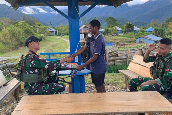 Tingkatkan Semangat Belajar Anak-Anak, Satgas Yonif 641/Bru Bagikan Perlengkapan Sekolah Gratis di Kampung Gimbis