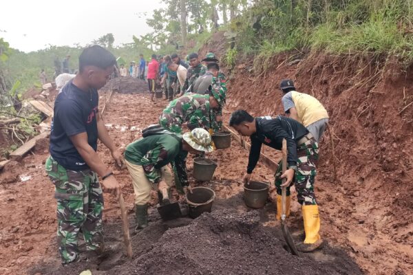 Tanah Merah Bukan Halangan: Satgas TMMD dan Warga Kompak Cor Jalan Demi Akses Lebih Baik