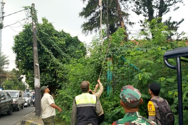 Polsek Kembangan dan Tiga Pilar Tertibkan Atribut Ormas di Meruya dan Srengseng