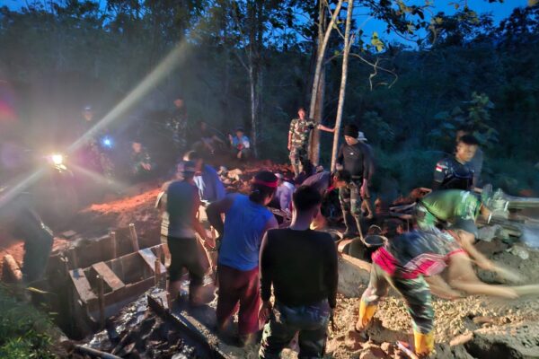 Tak Kenal Lelah, Satgas TMMD dan Warga Desa Pamulihan Lanjutkan Pengecoran Hingga Malam Hari