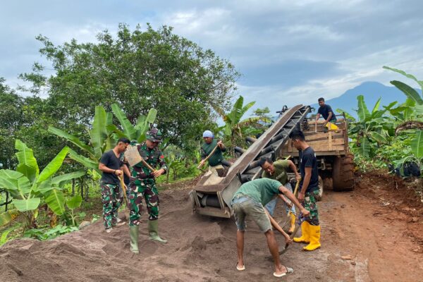 Siang Malam Tak Kenal Lelah, Satgas TMMD ke-124 dan Warga Genjot Pengecoran Jalan di Desa Pamulihan