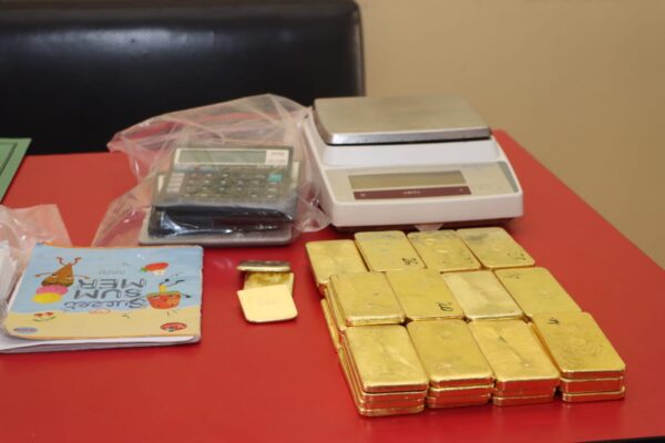 Polresta Pontianak Timbang 47 Keping Emas Sitaan Terkait Dua Laporan Polisi dengan total berat 32,9 kilogram