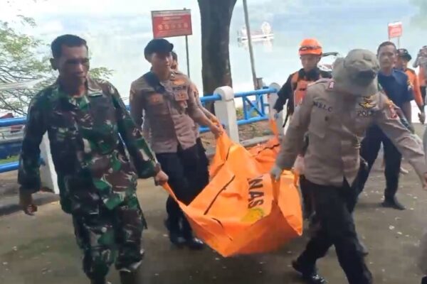 Anggota Koramil Pagerwojo Bantu Evakuasi Korban Hanyut di Waduk Wonorejo, Tulungagung