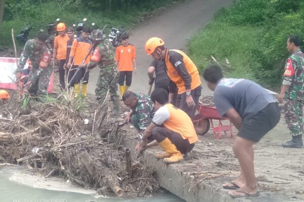 Babinsa Berperan Aktif Dalam Pembersihan Sungai Pasca Hujan Deras