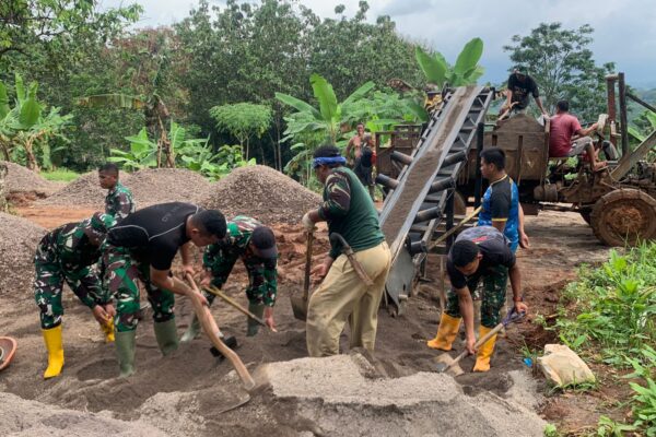 Medan Berat Tak Halangi Semangat, Anggota Satgas TMMD Terus Angkut Material untuk Pengecoran Jalan