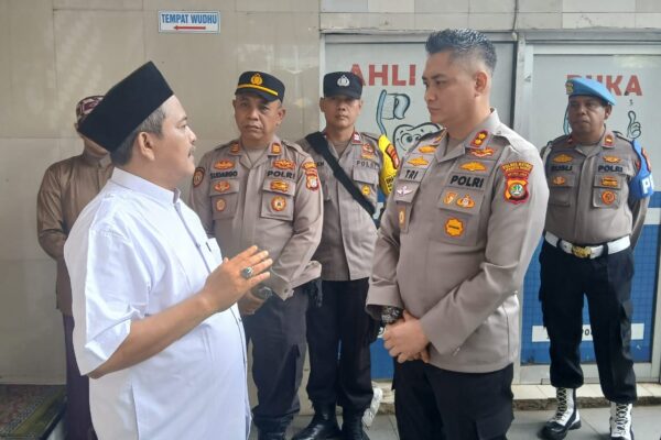 Wakapolres Metro Jakarta Barat Serahkan Bantuan Untuk Renovasi Masjid Al Ikhlas Tambora
