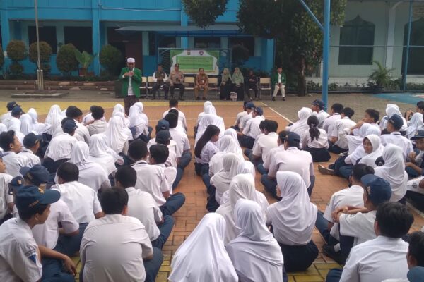 DA’I KAMTIBMAS Kecamatan Periuk Bersama Polsek Jatiuwung Laksanakan Giat Penyuluhan dan Pembinaan Rohaniyyah di SMP NEGERI 12