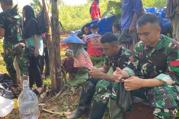 Istirahat Siang TMMD, Satgas dan Warga Makan Bersama di Kebun dengan Penuh Kesederhanaan