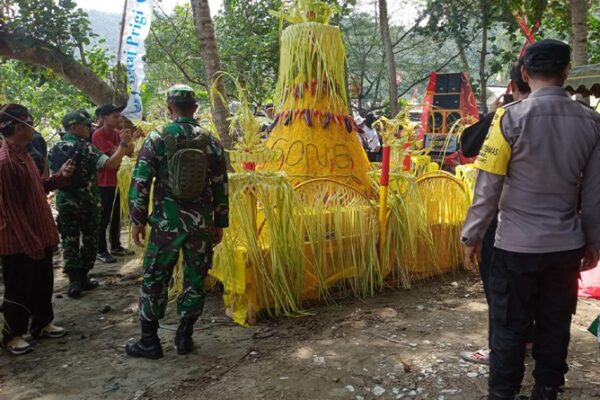 Larung Sembonyo di Trenggalek: Saat TNI-Polri Turut Melarung Doa dan Budaya ke Samudra