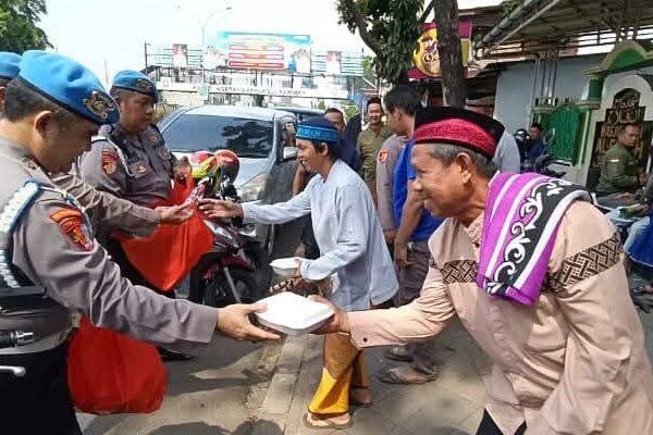 Jum’at Berkah, Sipropam Polres Metro Tangerang Kota Bagikan 150 Paket Makanan di Masjid Al-Falah Kota Tangerang