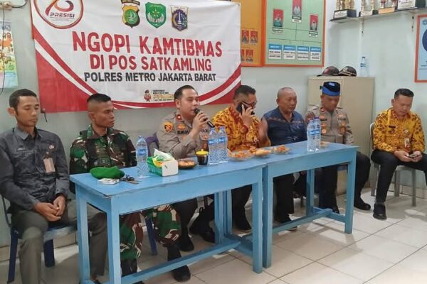 Bangun Kedekatan, Kapolsek Tambora Gelar “Ngopi Kamtibmas” Bersama Warga di Pos Satkamling Krendang