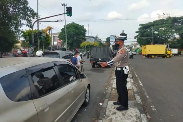 Personel Polsek Bojongloa Kaler Lakukan Pengaturan arus lalulintas untuk wujudkan Kamseltibcar Lantas