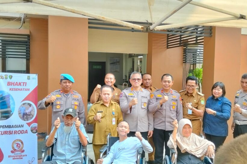 Sambut Hari Bhayangkara ke-79, Tujuh Kursi Roda Diberikan Polisi di Kota Tangerang